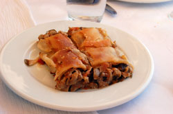 チキンフィレ　赤ワインソー