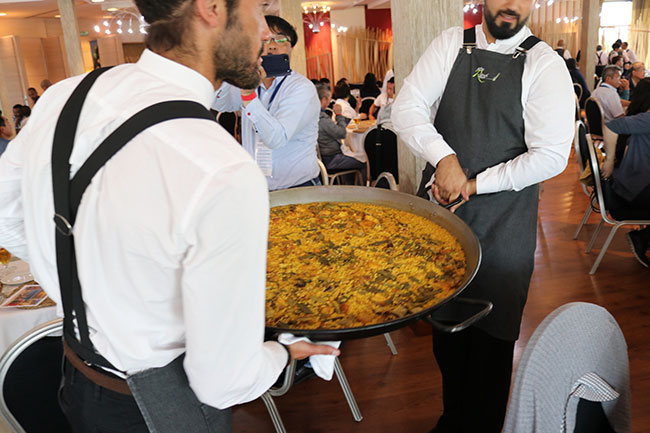 スペイン名物のパエリアでランチ